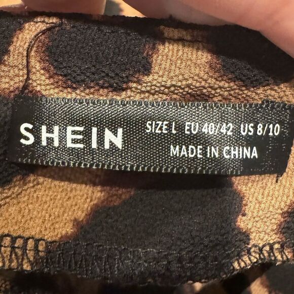 Leopard Print Crisscross Plunging Neck Belted
Romper Jumpsuit. Size 8 / 10 - Picture 12 of 12